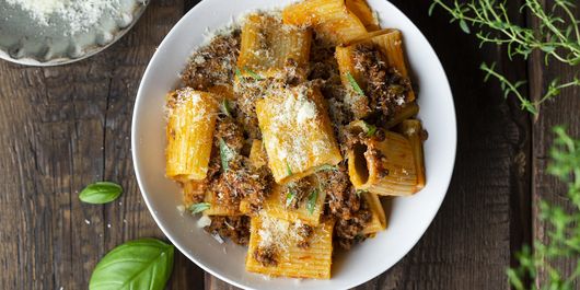 Paste cu sos bolognese, parmezan și busuioc. Ușor de preparat și de savurat!