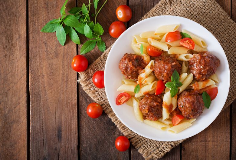 paste cu chiftelute in sos de rosii