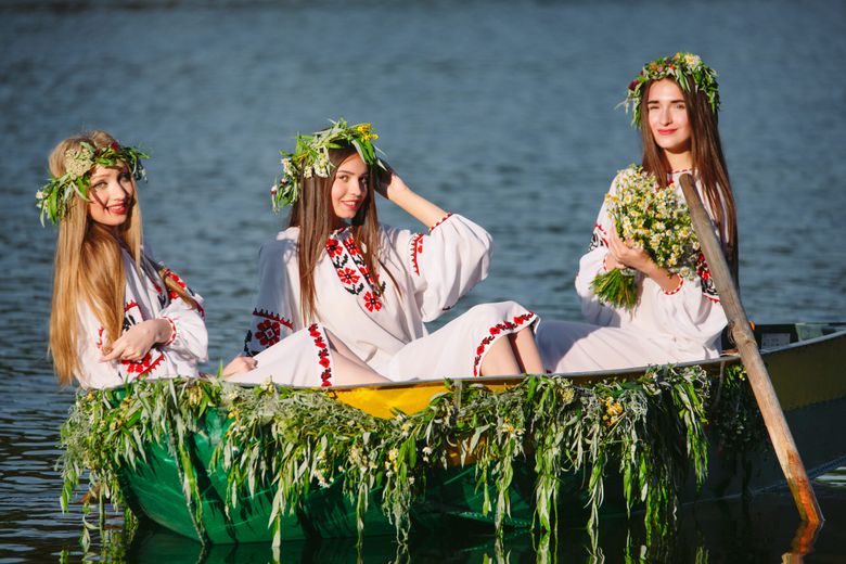 Ce se întâmplă dacă, în noaptea de Sânziene, te scalzi în roua din zone neumblate