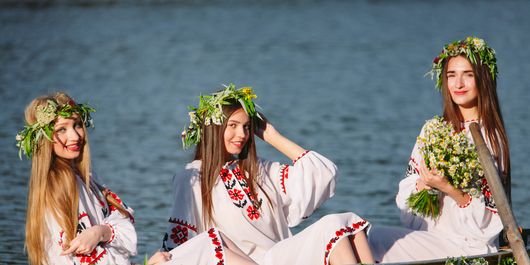 Ce se întâmplă dacă, în noaptea de Sânziene, te scalzi în roua din zone neumblate