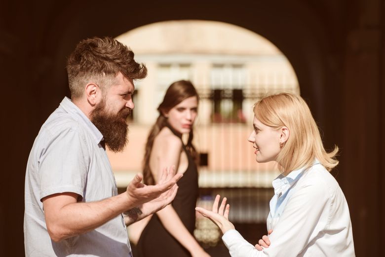 Cum îți dai seama că te înșală. Indicii subtile ale infidelității!