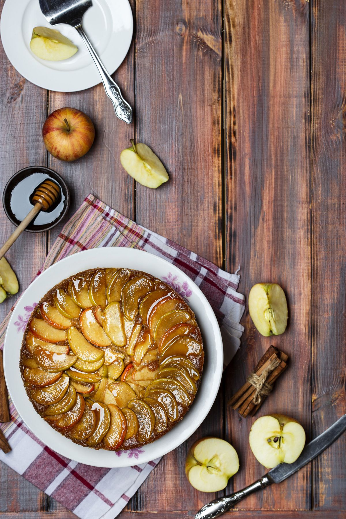 Tartă cu brânză dulce și mere caramelizate prajitura cu mere si branza de vaci