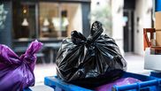 De ce trebuie femeile să pună vată în coșul de gunoi? Trucul eficient care te scapă de mirosurile neplăcute