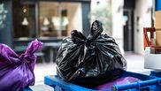De ce trebuie femeile să pună vată în coșul de gunoi? Trucul eficient care te scapă de mirosurile neplăcute