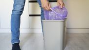 De ce trebuie femeile să pună vată în coșul de gunoi? Trucul eficient care te scapă de mirosurile neplăcute