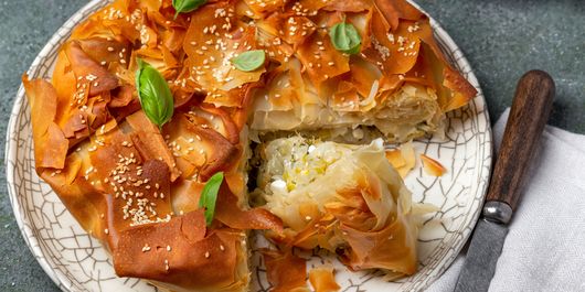 Plăcintă grecească cu ceapă și brânză feta. Este mai gustoasă decât crezi!