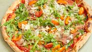 pizza cu mozzarella si rosii