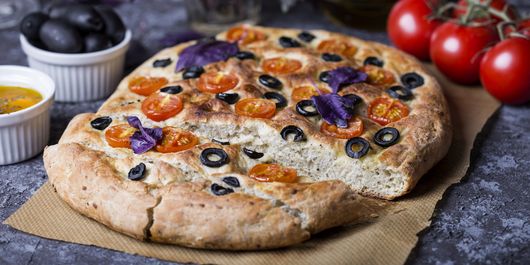 Focaccia cu măsline, roșii și busuioc. Un preparat simplu, dar excepțional de gustos!