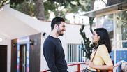 5 gesturi la prima întâlnire care îl trădează