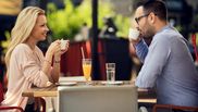 5 gesturi la prima întâlnire care îl trădează