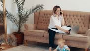 Veste bună pentru femeile angajate din România! Cine poate lucra de acasă pe o perioadă de 4 zile