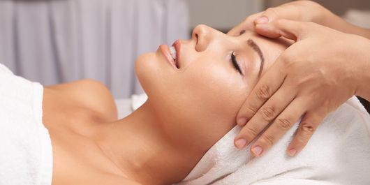 Masajul facial și beneficiile sale terapeutice. Îmbunătățirea circulației, relaxarea mușchilor și reducerea semnelor de îmbătrânire!