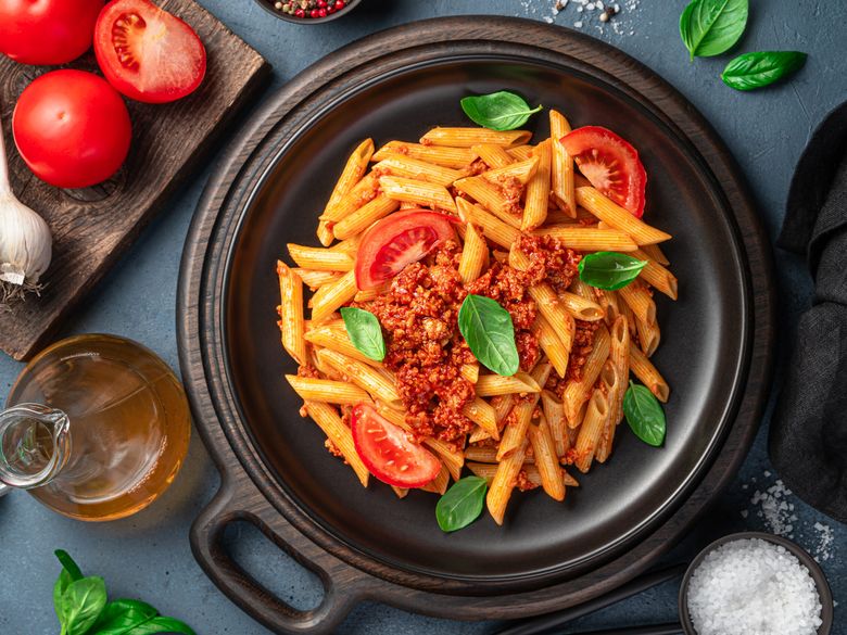 Paste cu sos bolognese, busuioc și roșii. retete pentru cina