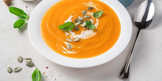 Supă cremă de dovleac. Se poate consuma și rece, potrivită pentru o zi călduroasă!