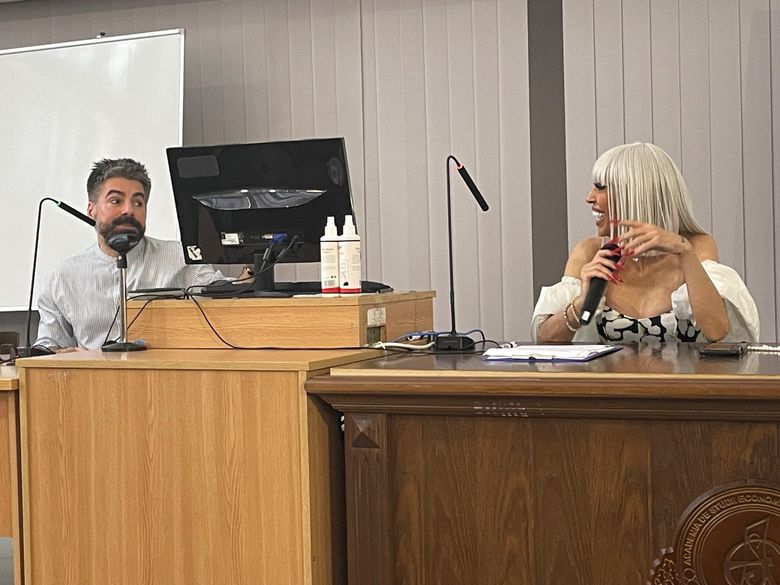 Raluca Bădulescu și Maurice Munteanu, la catedră, în față liceenilor și studenților