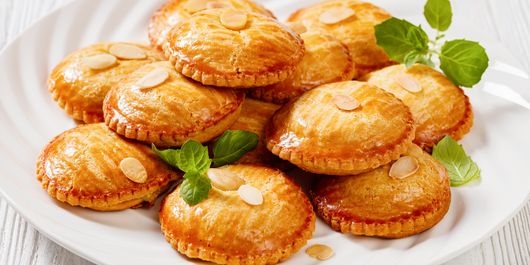 Pateuri cu brânză sărată. O gustare distractivă și ușor de făcut chiar și de copii!