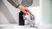 De ce trebuie femeile să pună o pungă cu oțet pe robinetul de la bucătărie. Trucul util cu multiple beneficii!