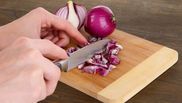 Ce trebuie să facă gospodinele ca să nu le mai usture ochii atunci când taie ceapa. Trucul util care te va scăpa de această problemă!