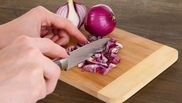 Ce trebuie să facă gospodinele ca să nu le mai usture ochii atunci când taie ceapa. Trucul util care te va scăpa de această problemă!