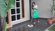De ce trebuie să pună femeile frunze de dafin în apa cu care spală podeaua. Trucul neștiut cu efect surprinzător!