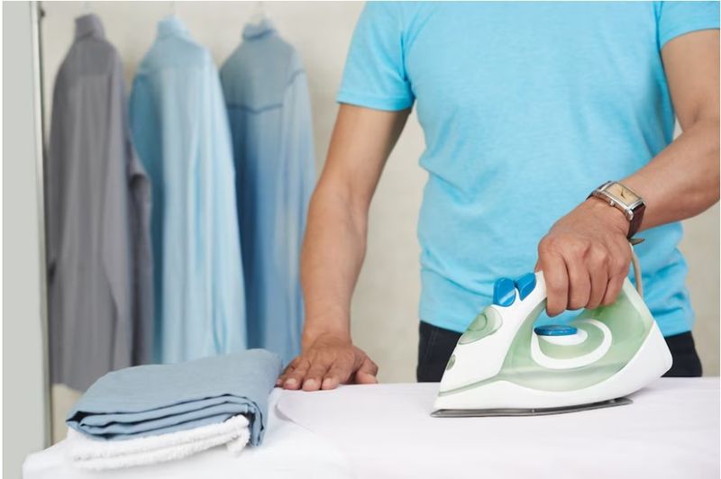 Obiectul pe care trebuie să &icirc;l pui pe masa de călcat