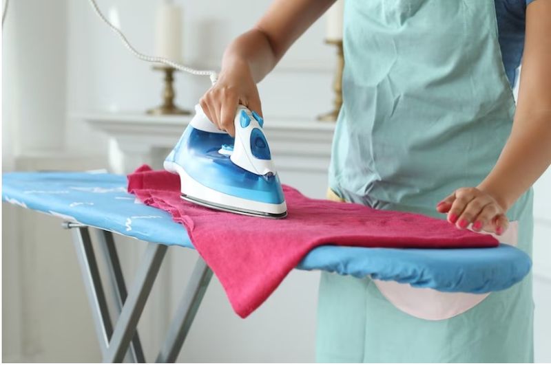 Obiectul pe care trebuie să &icirc;l pui pe masa de călcat