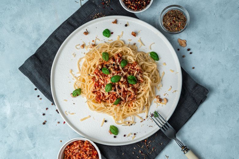 Spaghete cu sos bolognese, nuci și parmezan retete de gustare