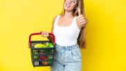 Ce alimente se ieftinesc, începând de astăzi! Femeile vor plăti bani mai puțini la cumpărături, odată cu începutul lunii august