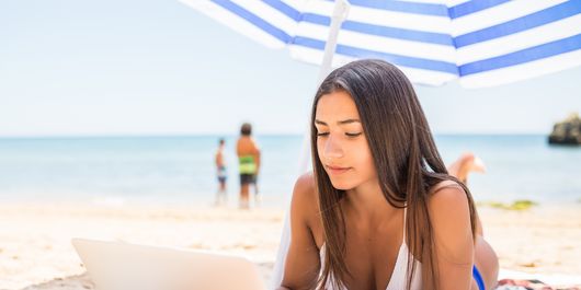 Sfatul zilei din 8 august 2023. O zodie își ia laptopul în geantă și pleacă la mare