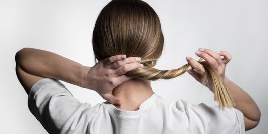 Cum îți poți tunde singură vârfurile acasă pentru a reîmprospăta părul între vizitele la salon