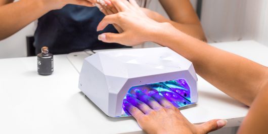 Care sunt riscurile expunerii prelungite la lampa UV pentru unghii
