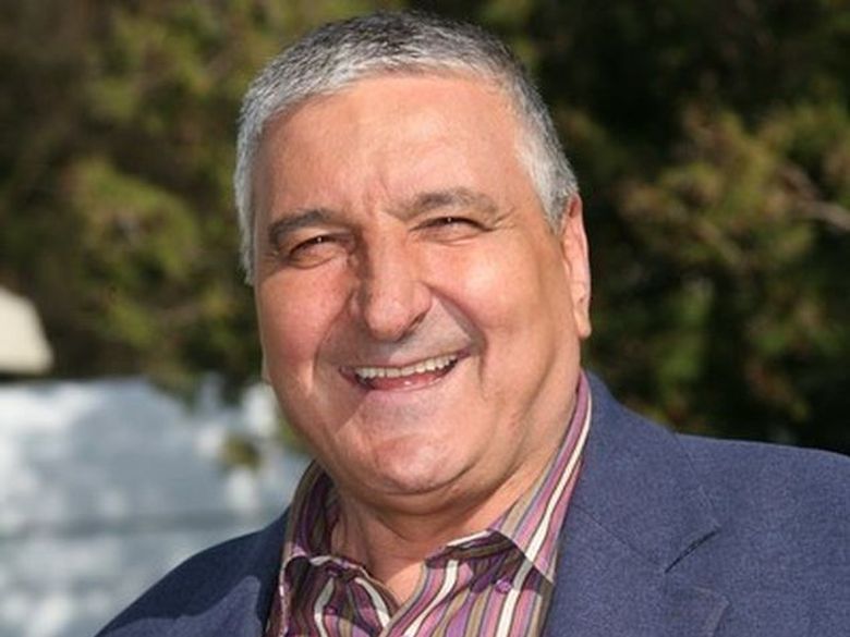 Cine este Rică Răducanu Cine este Rică Răducanu. "A dat divorț de mama prin dispariție, așa era pe timpul războiului. Mama l-a găsit pe nea Sandu, de acolo din comună. Ăla m-a crescut de la 5 ani, până la 11 ani."