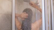 De ce trebuie femeile să lase ușa la baie deschisă, după ce fac duș. Trucul genial care te ajută să economisești!