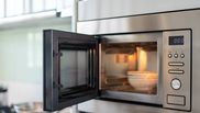 De ce trebuie femeile să lase cuptorul cu microunde deschis, după fiecare utilizare. Trucul neștiut pe care fiecare dintre noi trebuie să îl încerce!