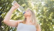 Ce trebuie să consume femeile pentru a fi complet hidratate. Băutura care hidratează mai bine decât apa!
