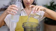 Ce trebuie să consume femeile pentru a fi complet hidratate. Băutura care hidratează mai bine decât apa!