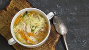 Cum să prepari cea mai bună supă de pui. Ingredientul care poate strica gustul supei de pui. Multe gospodine fac această greșeală!