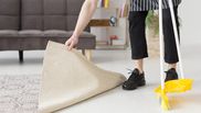 De ce trebuie femeile să pună o pungă de plastic pe mătură sau pe mop. Trucul util care te scapă de o mare problemă!