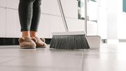 De ce trebuie femeile să pună o pungă de plastic pe mătură sau pe mop. Trucul util care te scapă de o mare problemă!