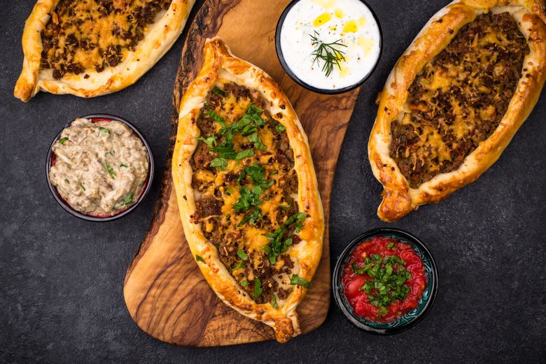 Pide cu carne tocată și brânză. Un preparat specific turcesc!