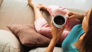 Ce trebuie să folosească femeile pentru a îndepărta petele de cafea de pe canapea. Amestecul simplu care te scapă de această problemă!