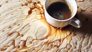 Ce trebuie să folosească femeile pentru a îndepărta petele de cafea de pe canapea. Amestecul simplu care te scapă de această problemă!