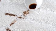Ce trebuie să folosească femeile pentru a îndepărta petele de cafea de pe canapea. Amestecul simplu care te scapă de această problemă!