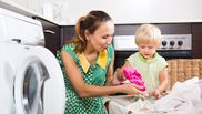 De ce trebuie femeile să pună sare pe hainele copiilor. Trucul util pe care fiecare mămică ar trebui să îl știe!