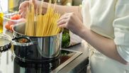 Ce trebuie să facă femeile pentru ca pastele să nu se mai lipsească de oală. Trucul util pe care fiecare gospodină trebuie să îl știe!