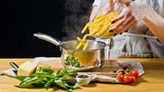 Ce trebuie să facă femeile pentru ca pastele să nu se mai lipsească de oală. Trucul util pe care fiecare gospodină trebuie să îl știe!
