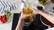 Ce trebuie să facă femeile pentru ca pastele să nu se mai lipsească de oală. Trucul util pe care fiecare gospodină trebuie să îl știe!