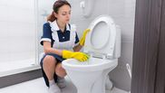 De ce trebuie femeile să pună hârtie igienică înmuiată în oțet pe vasul toaletei. Trucul util care te scapă de o mare problemă!