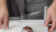 De ce trebuie să pună femeile folia alimentară la frigider. Trucul ce îți rezolvă o mare problemă!