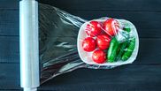 De ce trebuie să pună femeile folia alimentară la frigider. Trucul ce îți rezolvă o mare problemă!